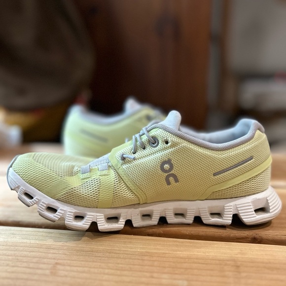 ON CLOUD 5 Running Shoes Hay Frost Women Sneakers 8 - Picture 3 of 16